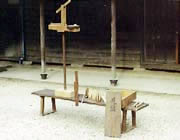 写真：石川喜平使用の測量器具（明治川神社蔵）